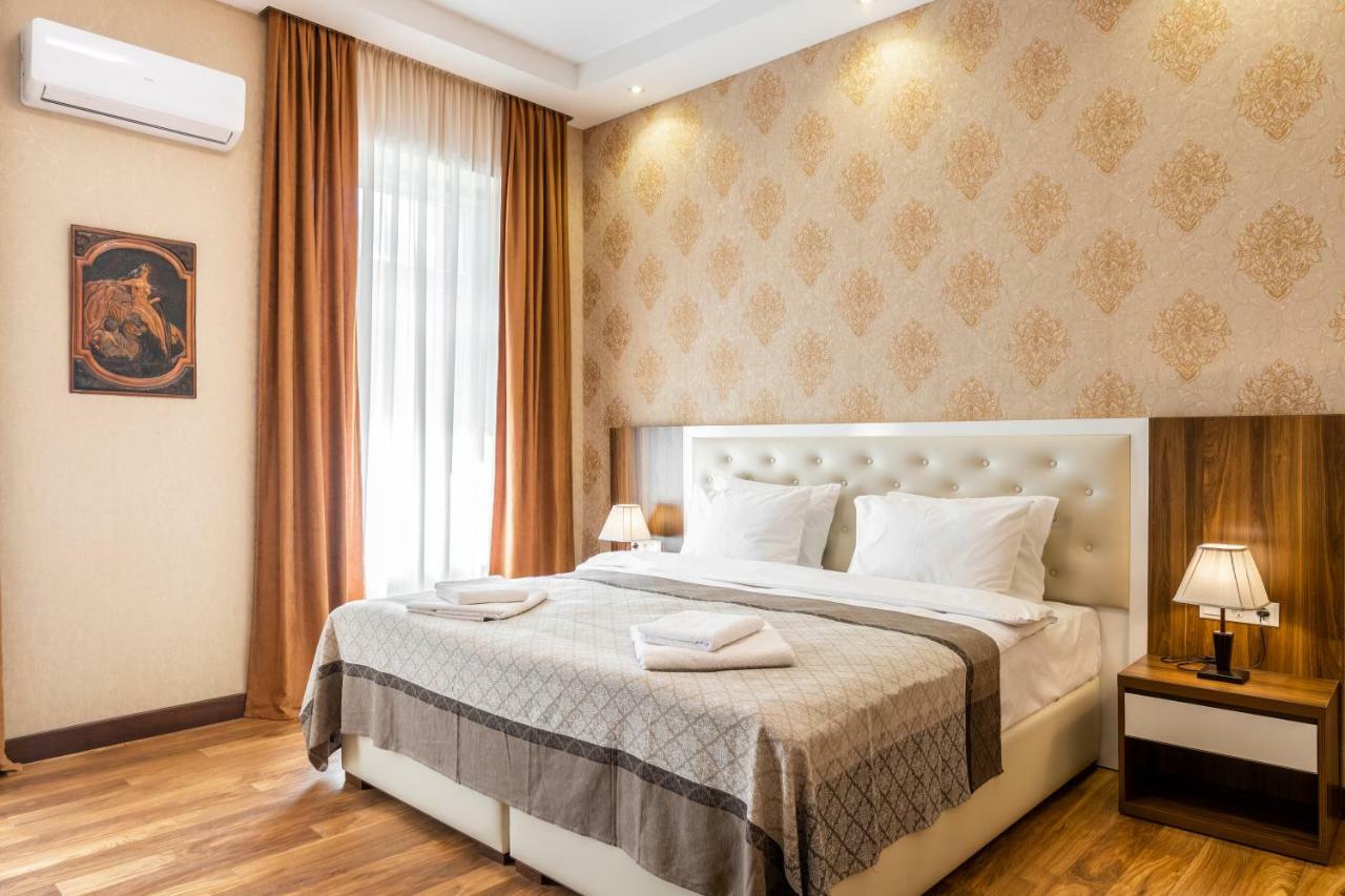 Hotel Ornament 3*